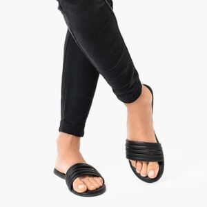 ✨Tkees Serena Navy Sz 7 Sandals✨